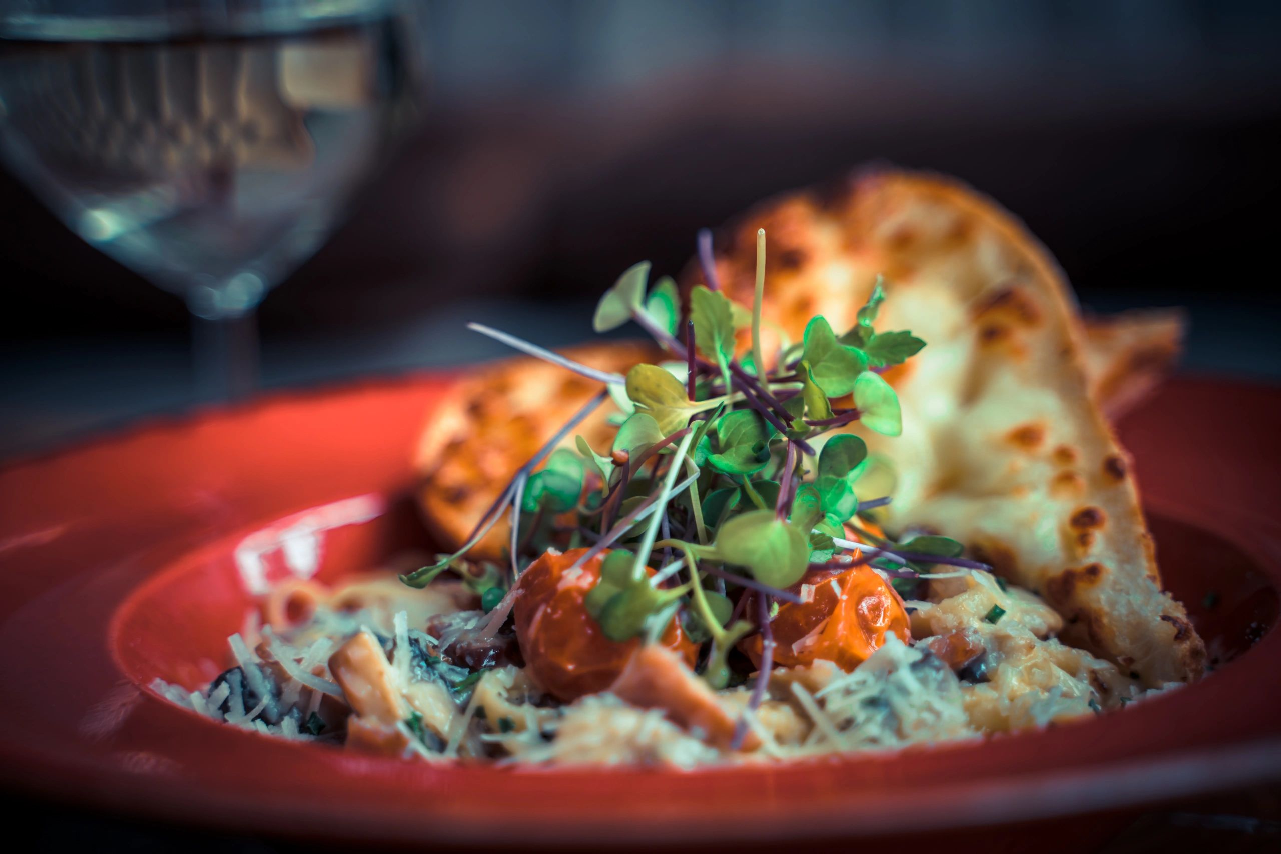 Creamy carbonara linguini with garlic bread